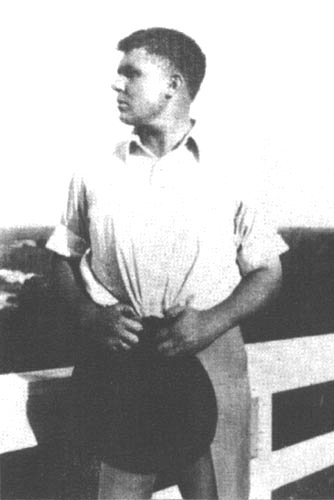 robert_e._howard_standing.jpg robert_e._howard_standing.jpg
